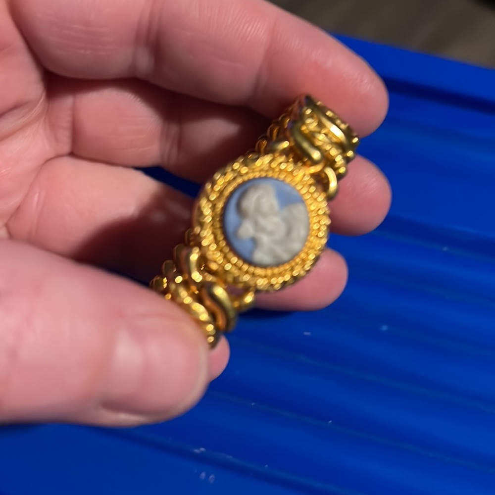 Vintage “American Queen” Pitman & Keel Goldtone & Blue cameo expansion bracelet - Picture 10 of 16